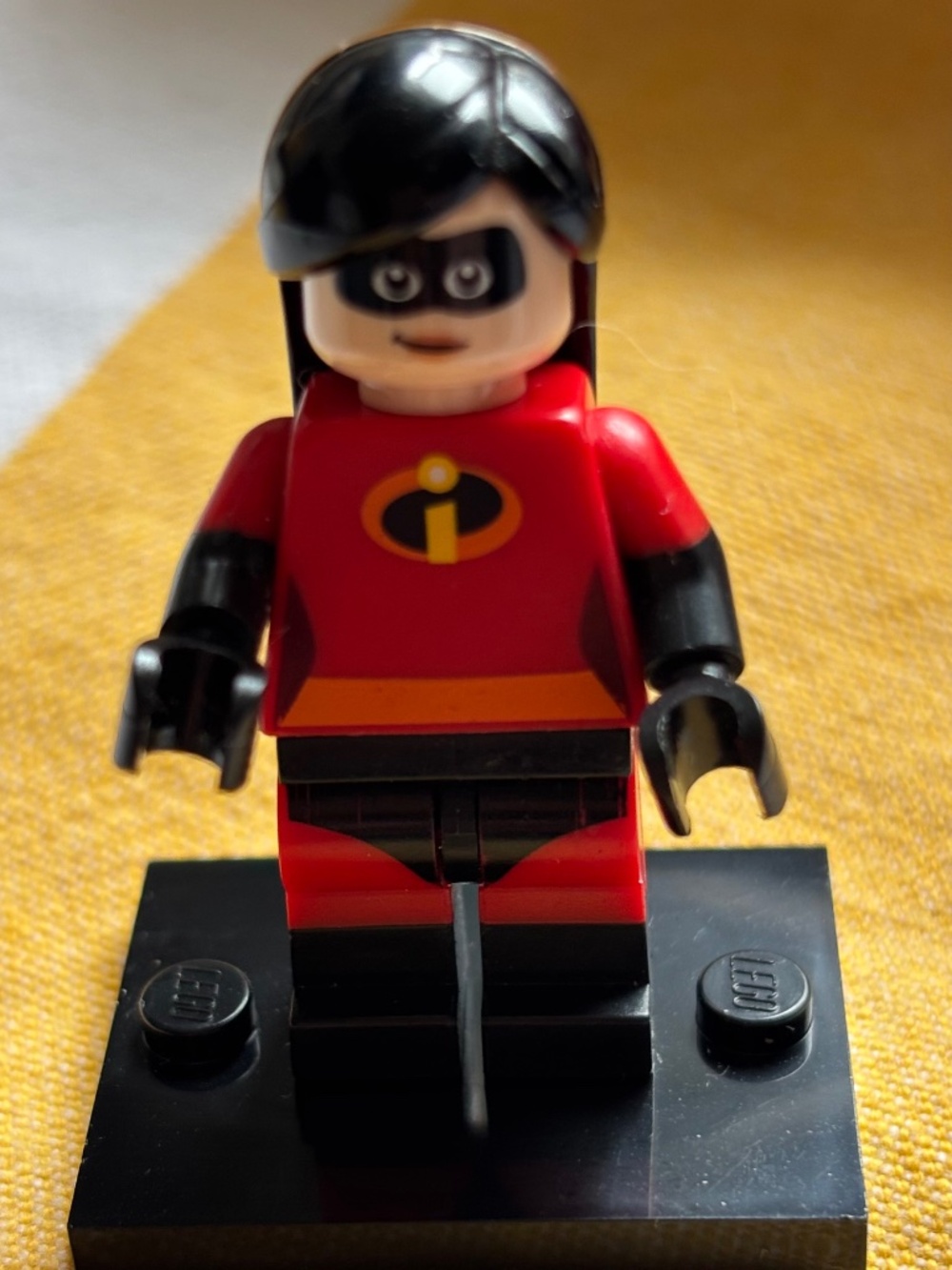 LEGO The Incredibles "Violet Parr" incr004 LIKE NEW with stand.